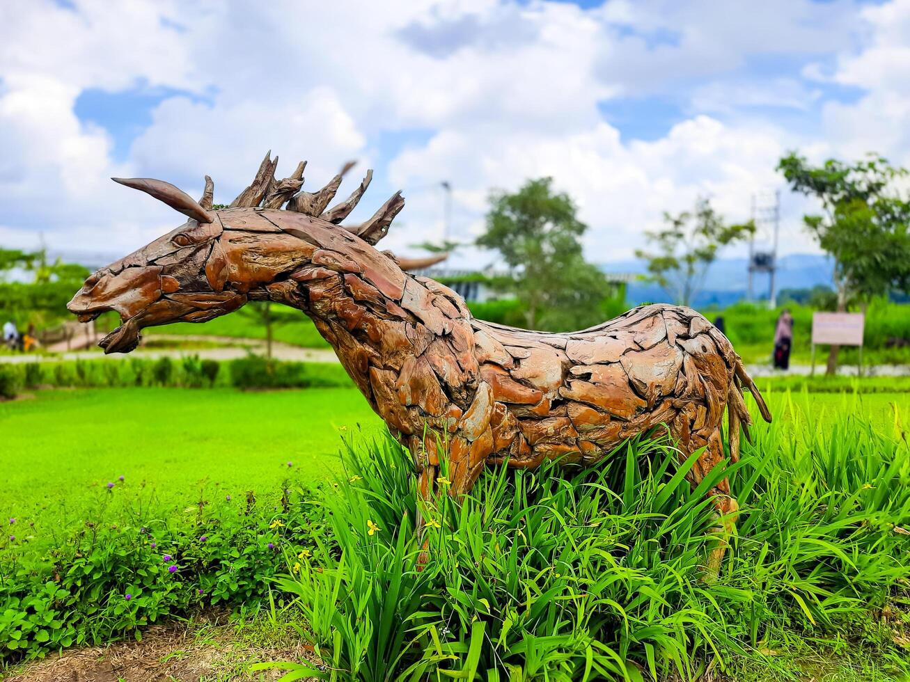 solok, Indonesia - febbraio 8, 2024. unico cavallo statua fatto a partire dal pezzi di legna a il sirukam latteria azienda agricola turista attrazione foto