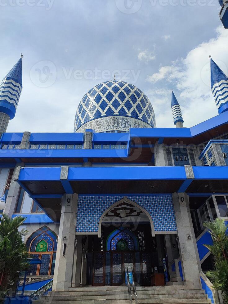 il blu cupola di il moschea ha un' sfondo di cielo e nuvole foto