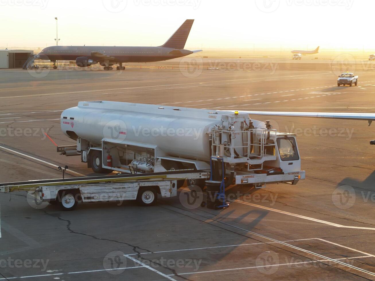 aviazione carburante camion a aeroporto terminale con aereo foto