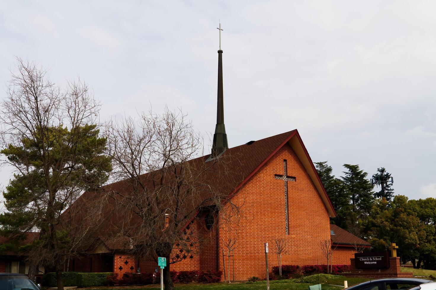 giusto querce, circa, 2013 - rosso mattone cristiano Chiesa con alberi e nuvoloso cielo foto