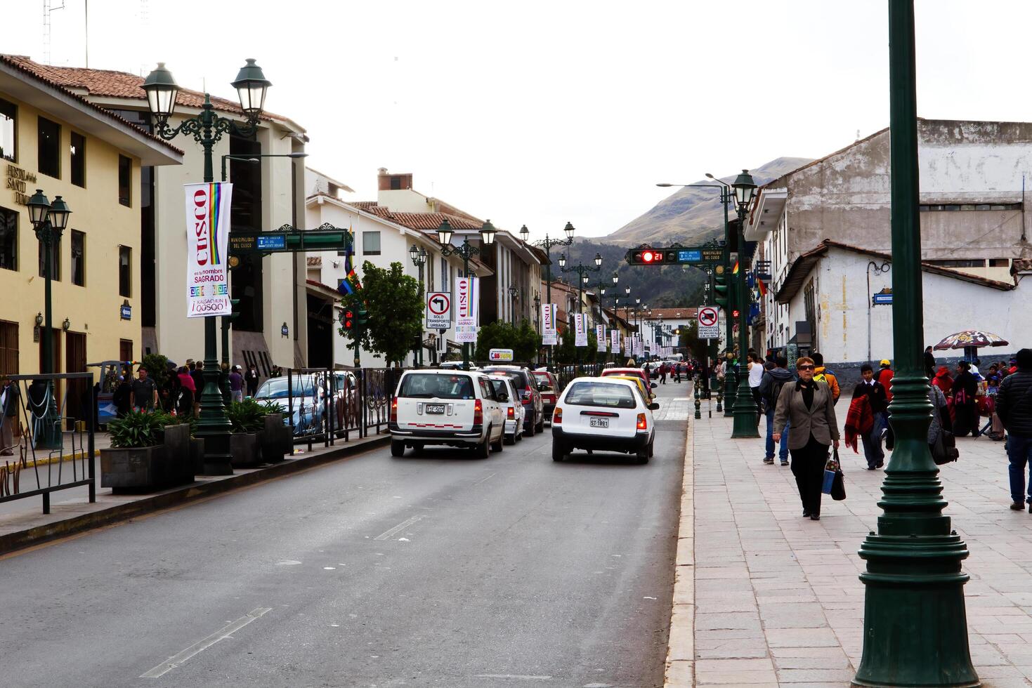 cusco, Perù, 2015 - auto e pedone traffico su strada Sud America foto