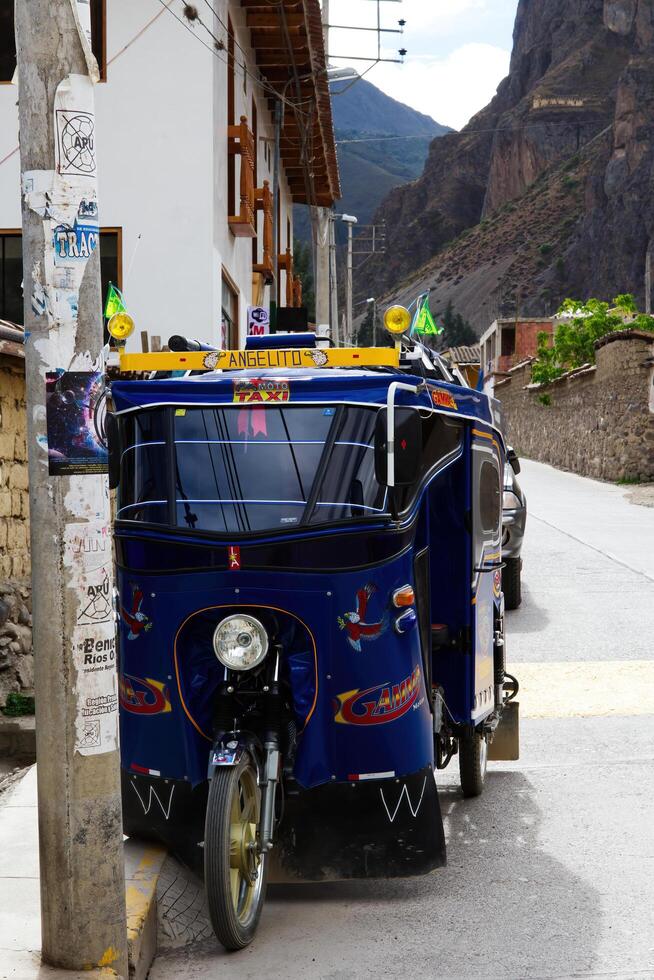 ollantaytambo, Perù, 2015 - moto Taxi parcheggiata su strada Sud America foto