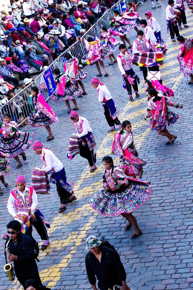 cusco, Perù, 2015 - uomini e donne nel tradizionale costume inti raymi Festival Sud America foto