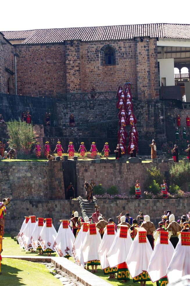 cusco, Perù, 2015 - uomini e donne nel tradizionale costumi inti raymi Sud America foto