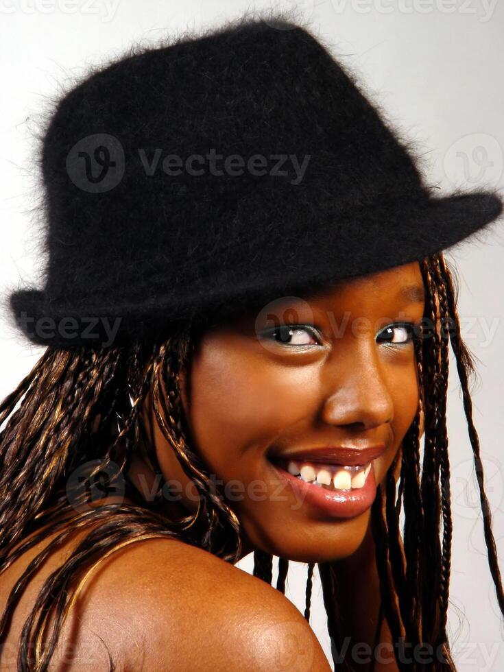 africano americano adolescente ragazza nel cappello sorridente foto