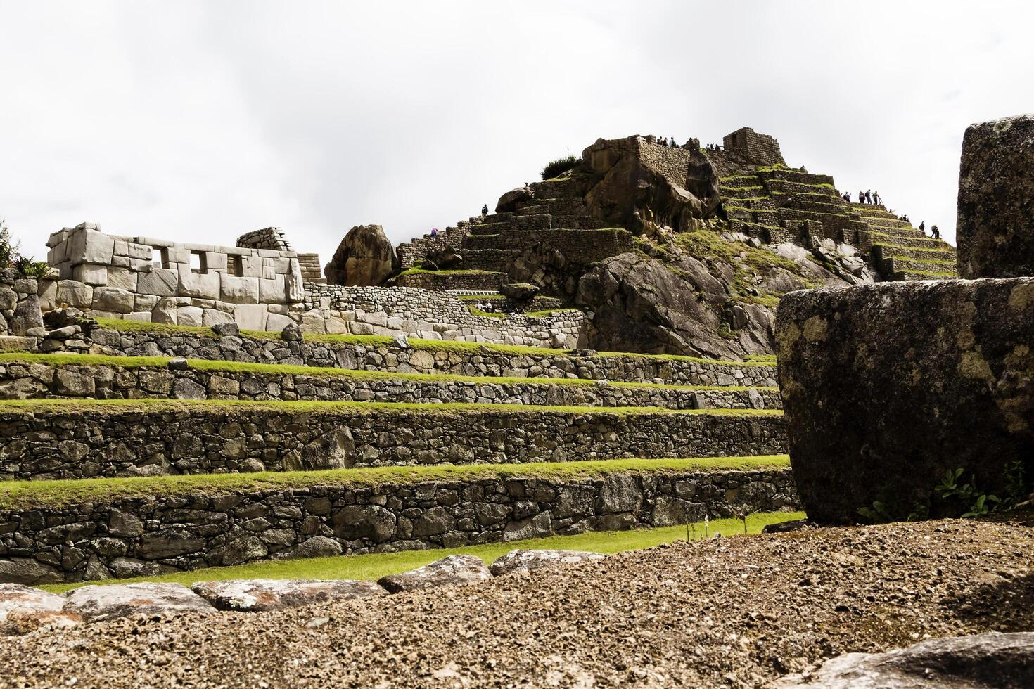 machu piccù, Perù, 2015 - inca rovine con turisti Sud America foto