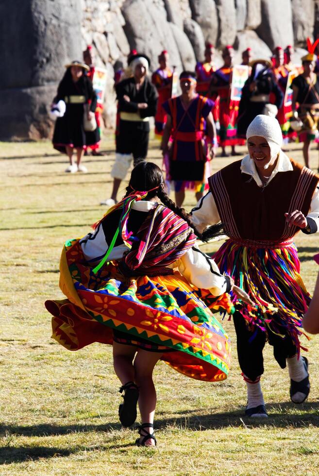 cusco, Perù, 2015 - uomo e donna danza inti raymi Festival Sud America foto
