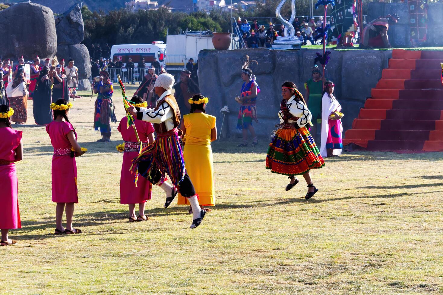 cusco, Perù, 2015 - inti raymi uomini e donne nel tradizionale costumi foto