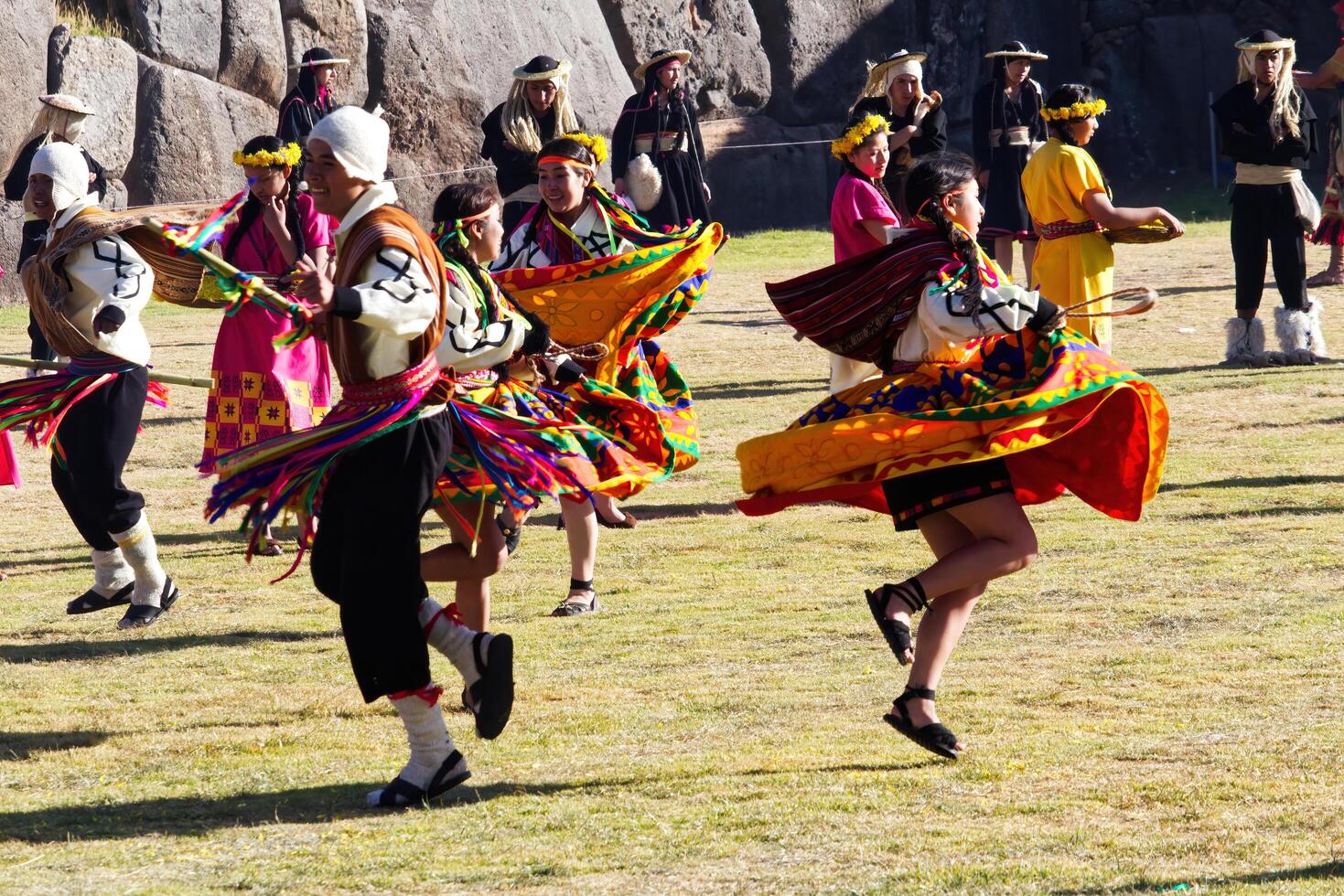 cusco, Perù, 2015 - uomini e donne danza nel tradizionale costume inti raymi Festival foto