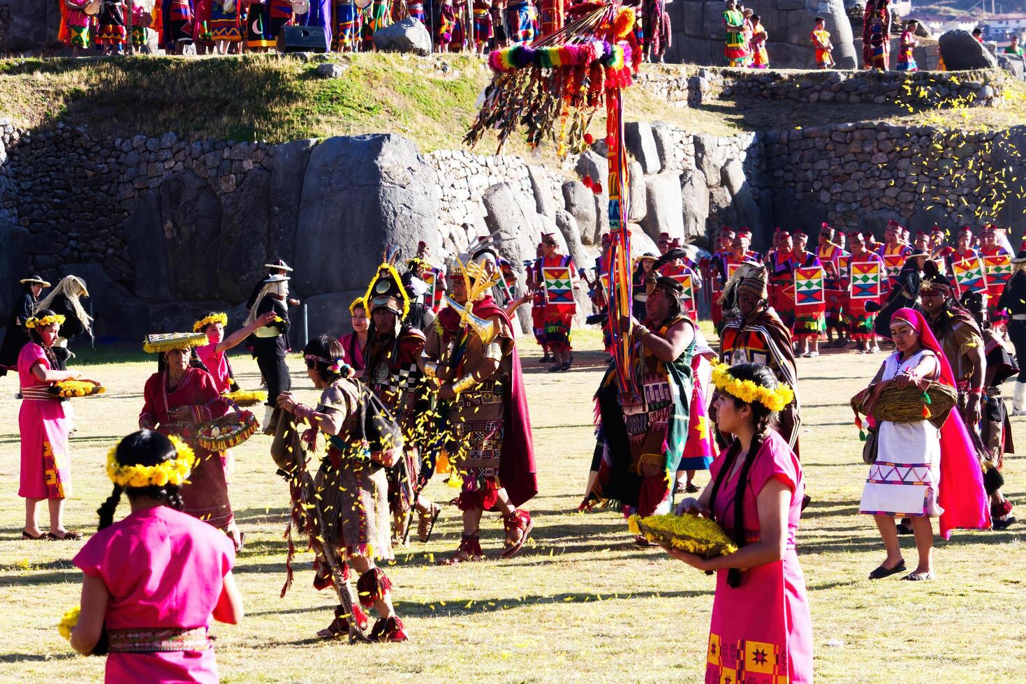 cusco, Perù, 2015 - inti raymi Festival inca re a piedi con entourage foto