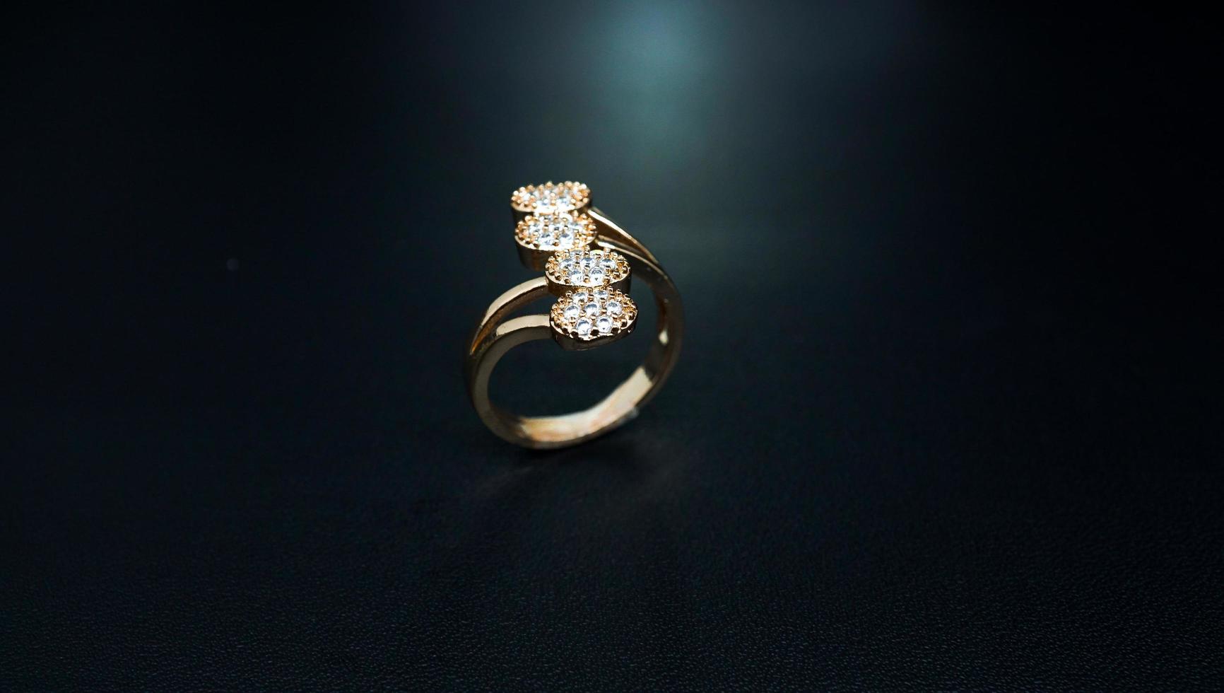 anello di coppia con motivo floreale di perle foto