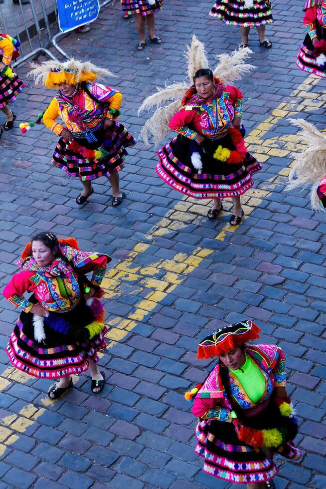 cusco, Perù, 2015 - donne nel tradizionale costume danza inti raymi Festival foto