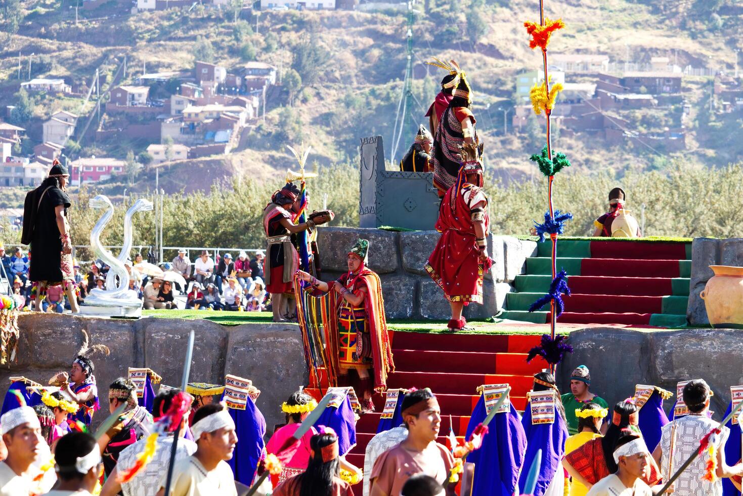 cusco, Perù, 2015 - uomini nel tradizionale costume su prestazione palcoscenico inti ryami foto