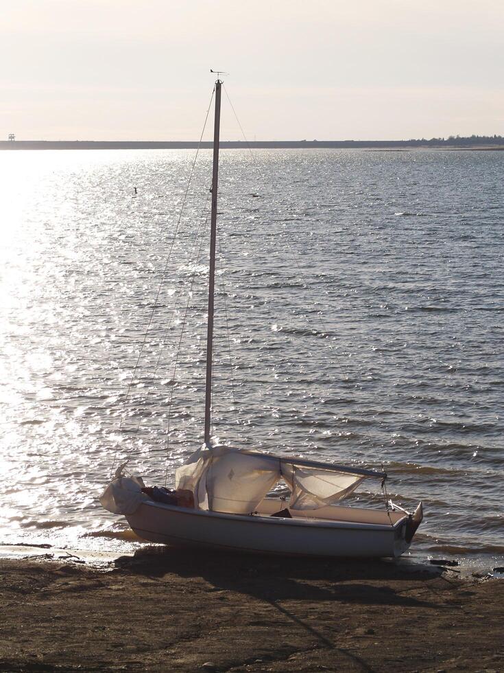 Folsom, circa, 2008 - piccolo barca a vela spiaggiata su bordo di lago foto