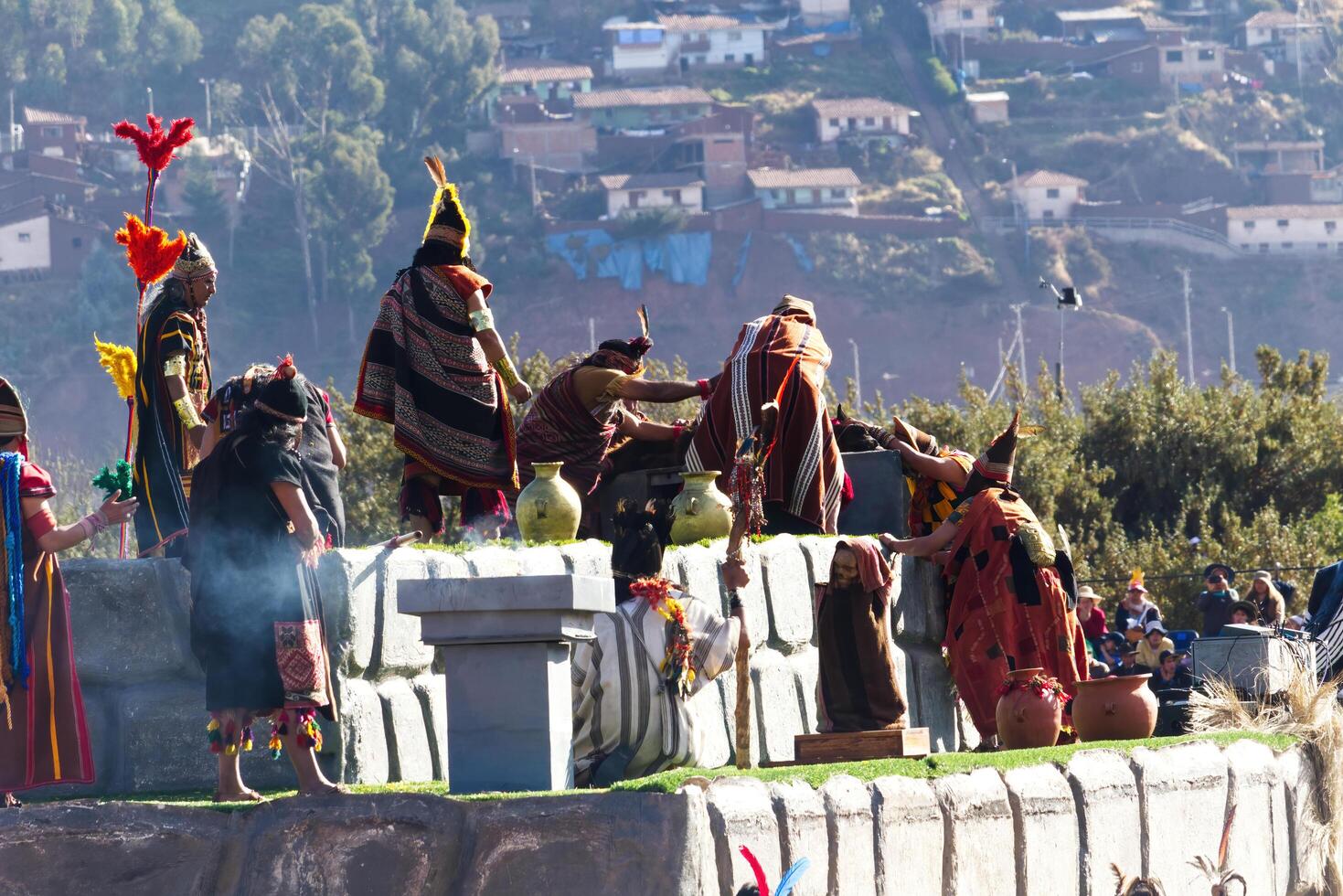 cusco, Perù, 2015 - uomini nel tradizionale costume inti raymi foto