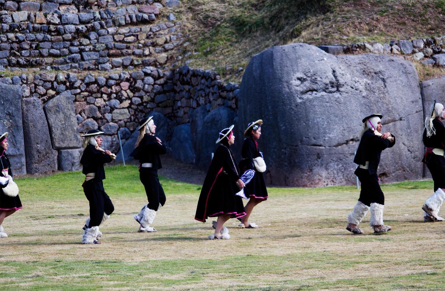 cusco, Perù, 2015 - uomini e donne nel tradizionale costumi inti raymi Sud America foto