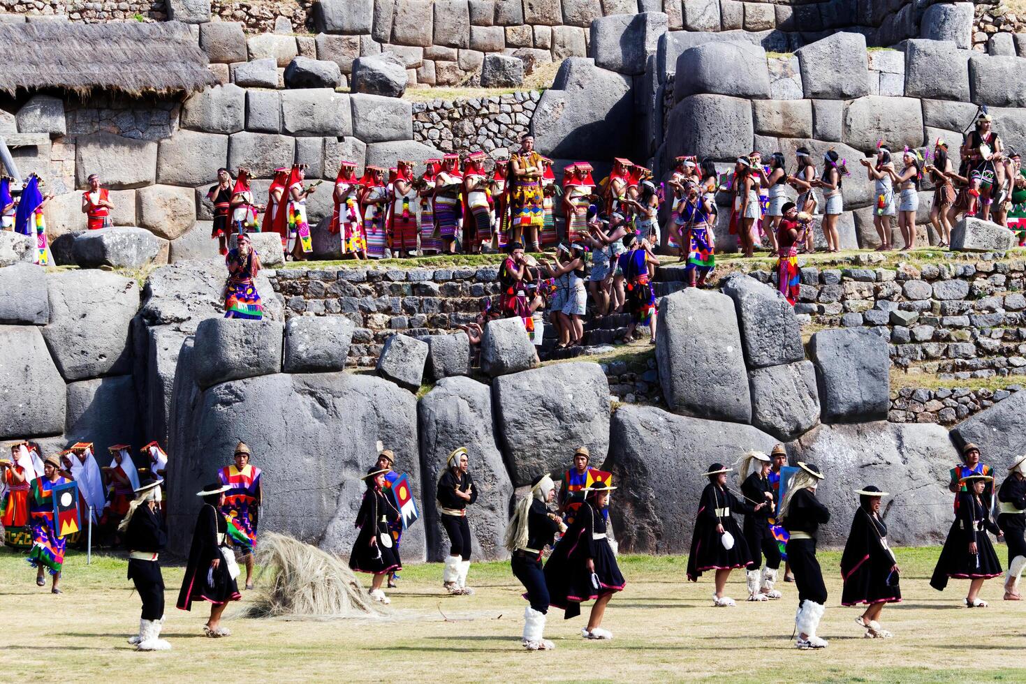 cusco, Perù, 2015 - uomini e donne nel tradizionale costume inti raymi Festival Sud America foto