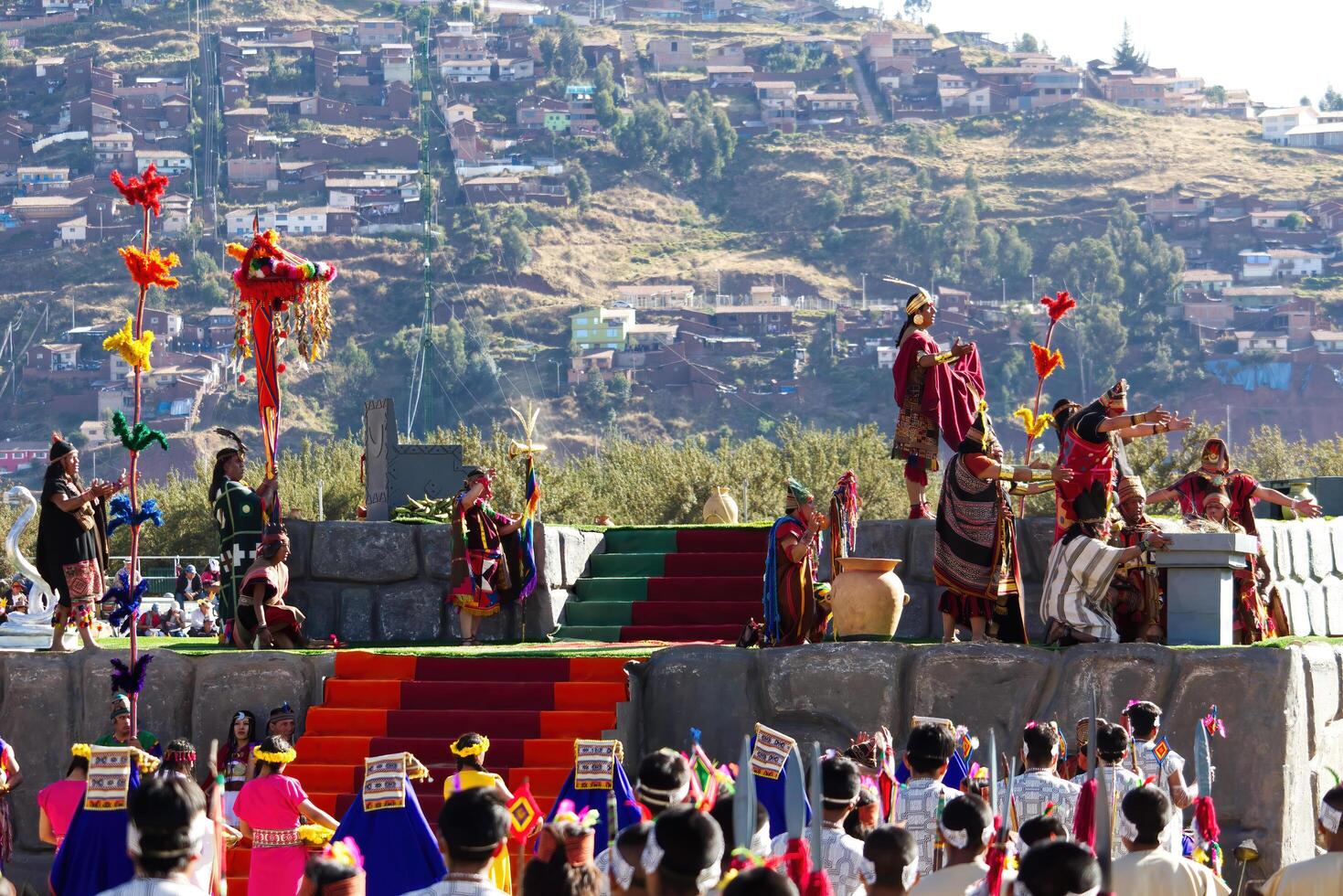 cusco, Perù, 2015 - inti raymi Festival Sud America uomini e donne nel tradizionale costume foto