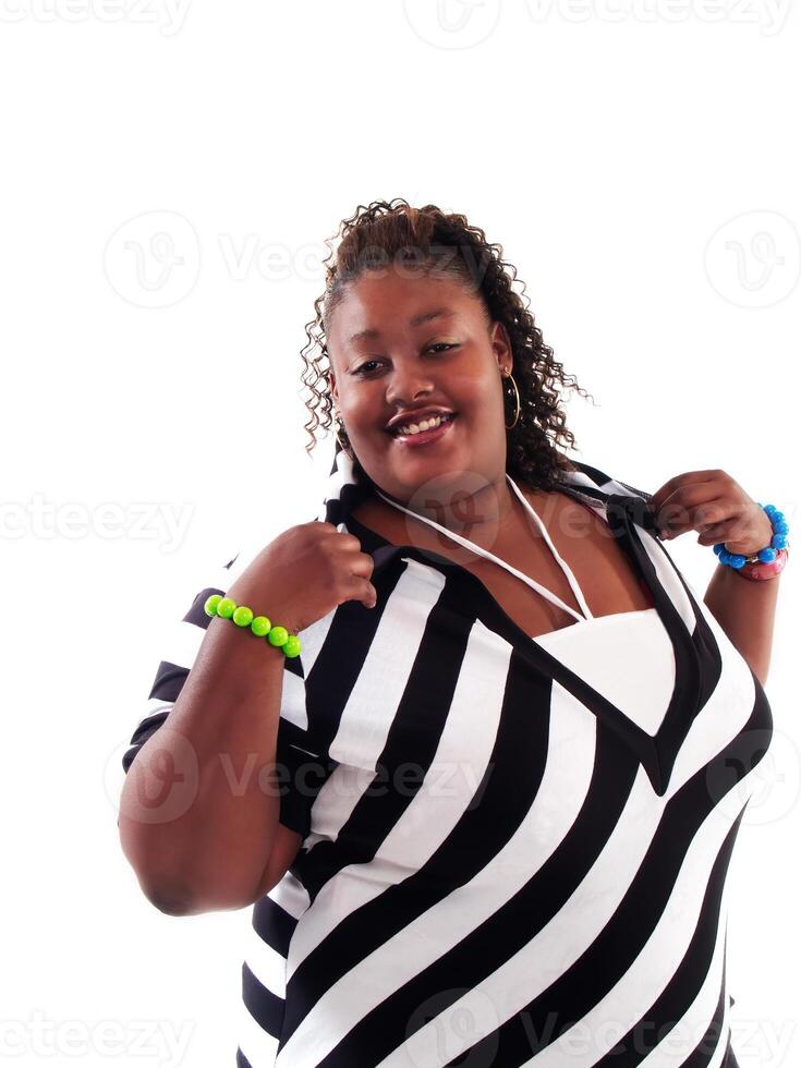 taglia grossa africano americano donna sorridente nel nero e bianca superiore foto
