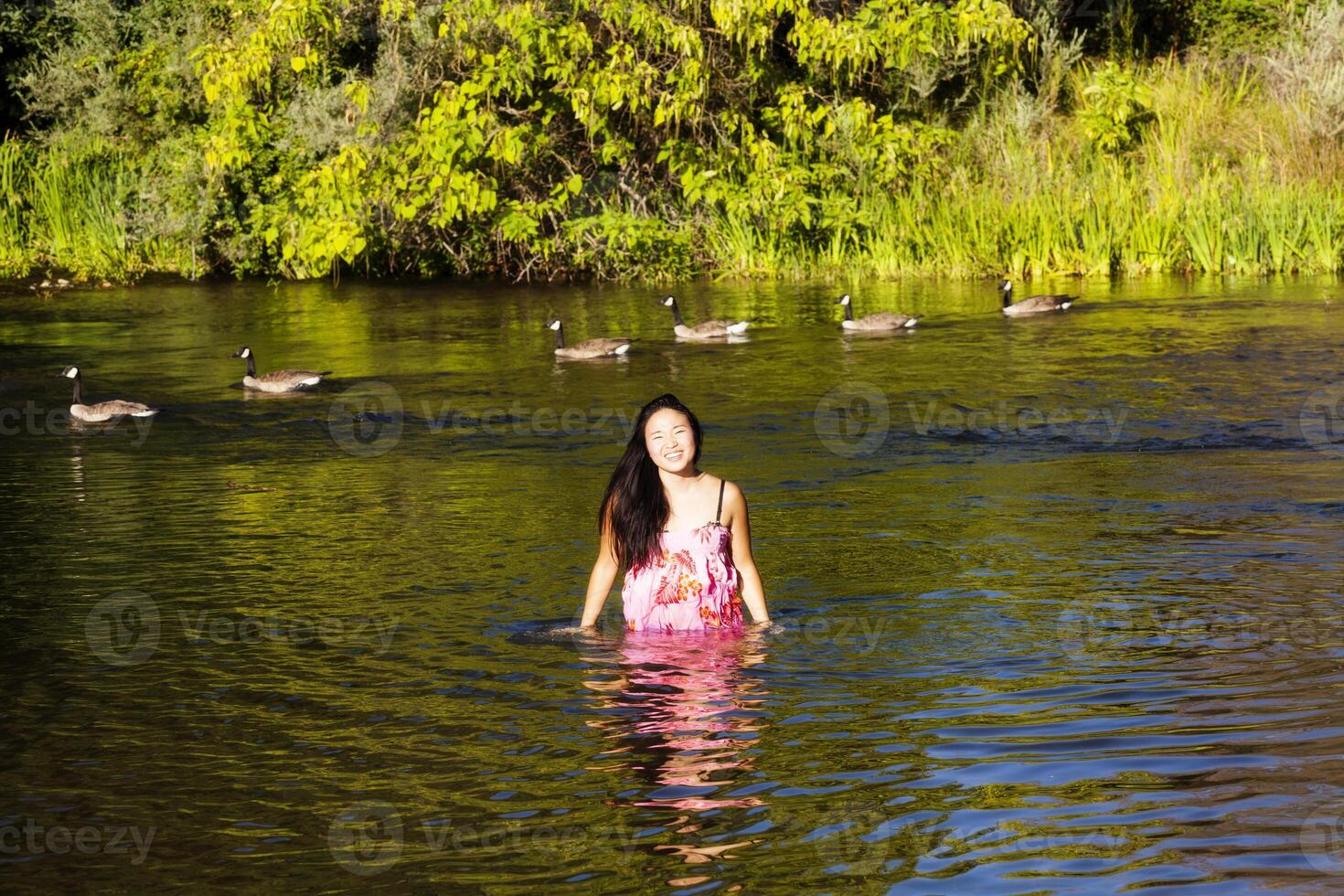 giovane attraente giapponese donna ritratto in piedi fiume foto