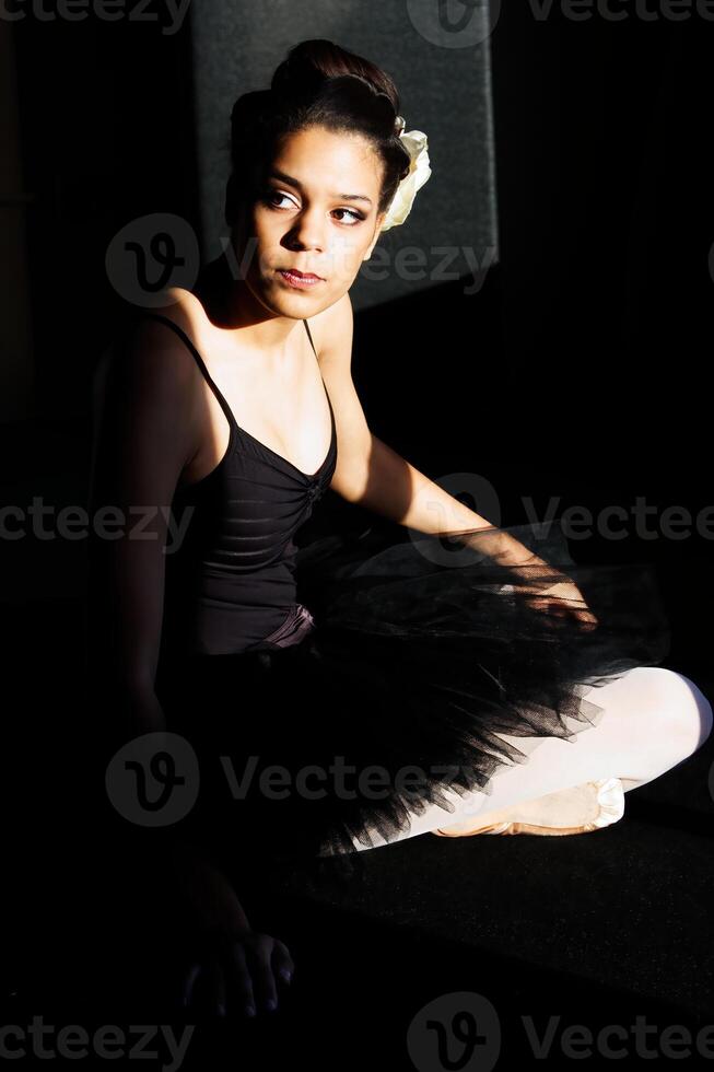 giov africano americano donna seduta nel danza attrezzatura foto