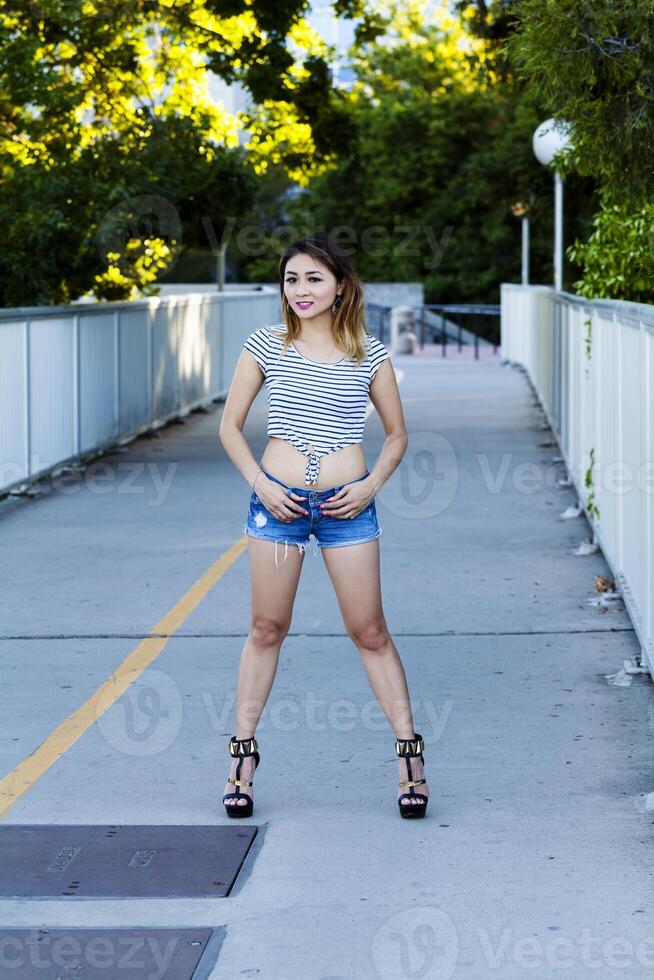 asiatico americano donna tacchi jean pantaloncini all'aperto foto