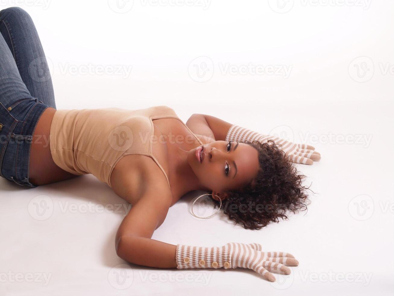 giovane nero donna reclinabile su pavimento foto