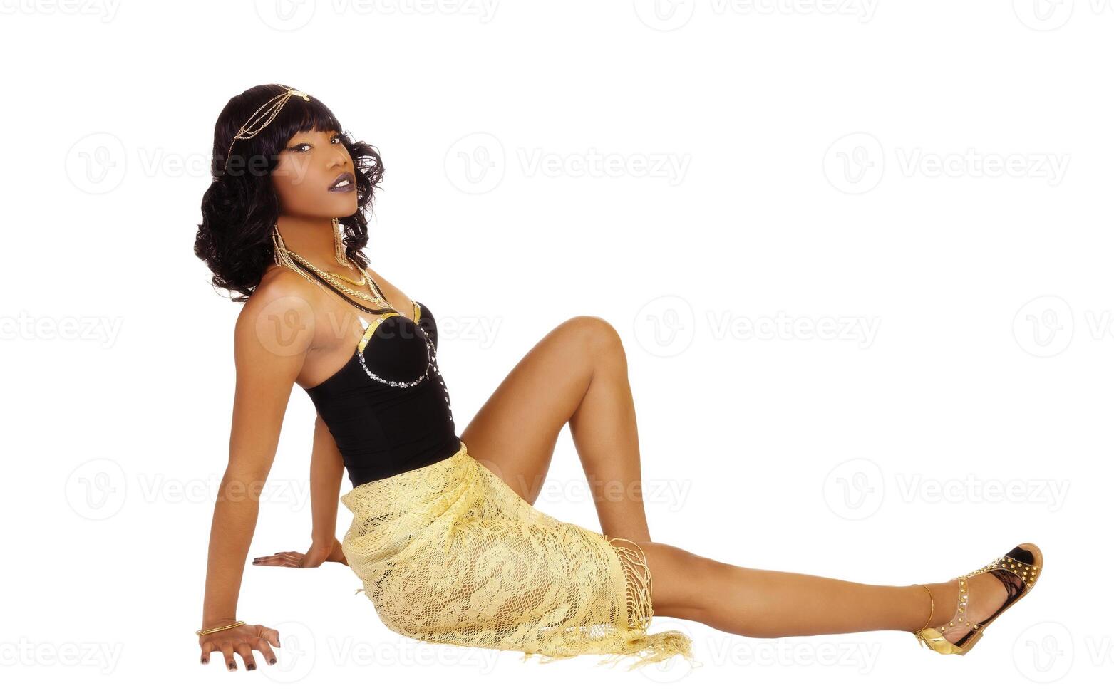 sottile africano americano donna seduta body scialle foto