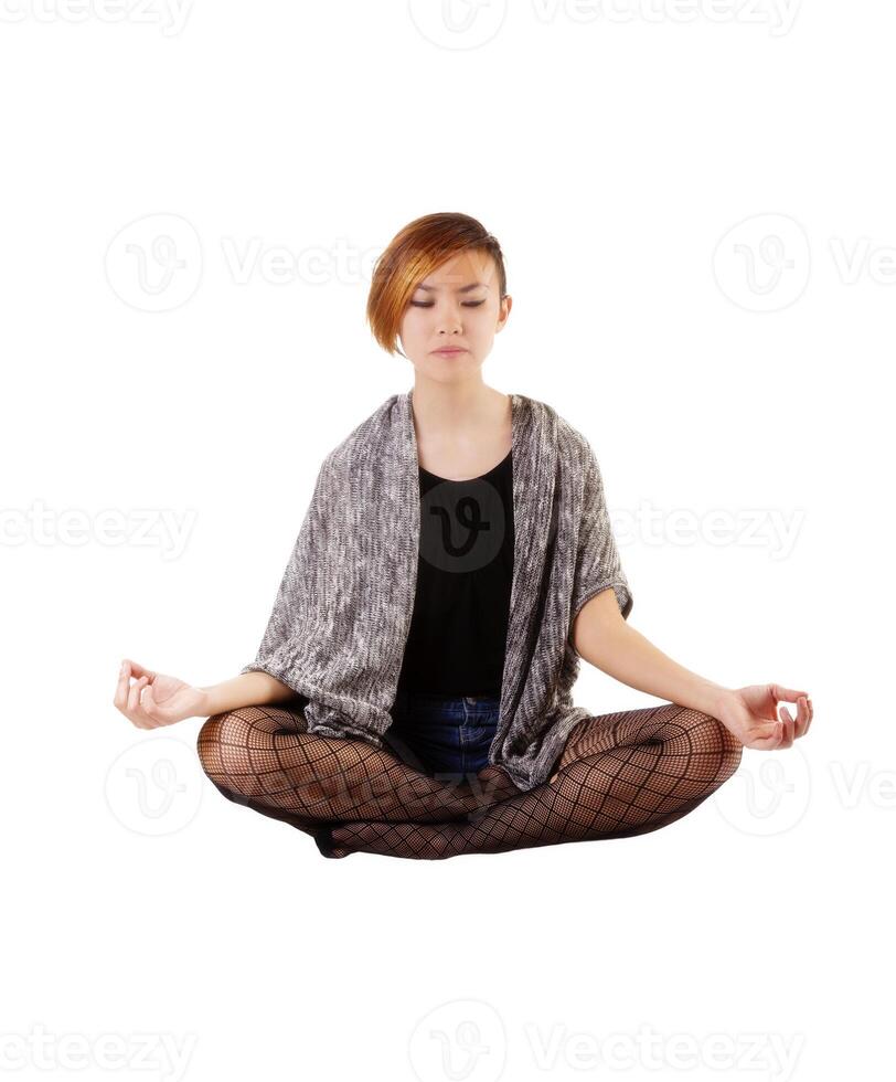 asiatico americano donna seduta nel loto posizione foto