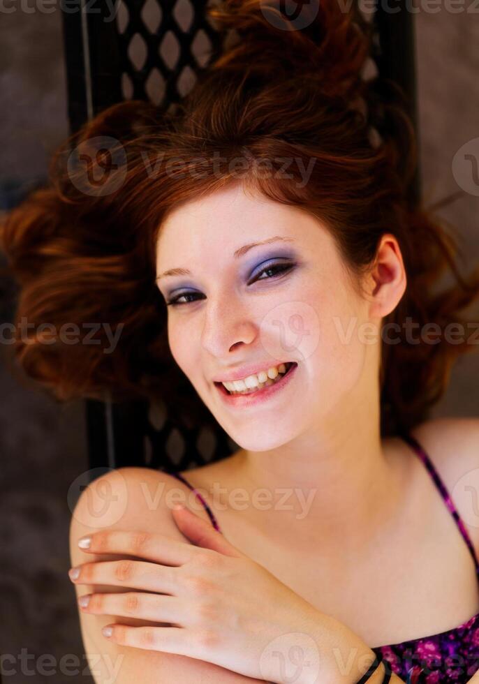 attraente rosso testa adolescente donna all'aperto ritratto foto