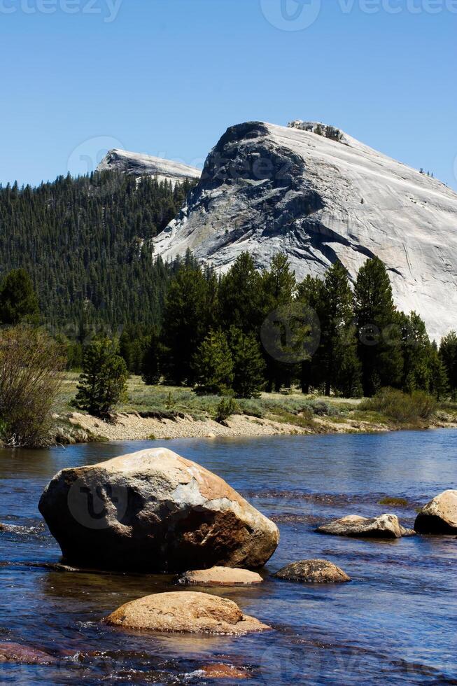 rocce nel merced fiume Yosemite nazionale parco con blu cielo foto