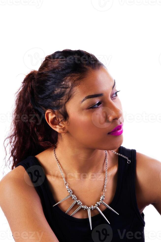 attraente latina donna nero vestito guardare per il lato foto