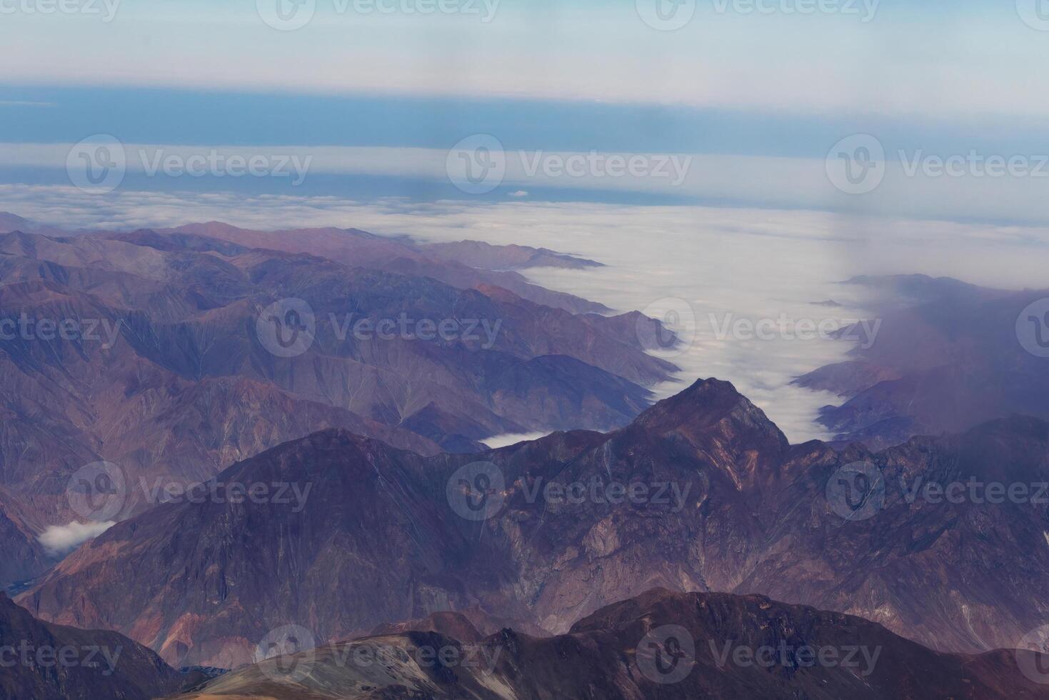 aspro montagne e nuvole aereo Visualizza Perù Sud America foto