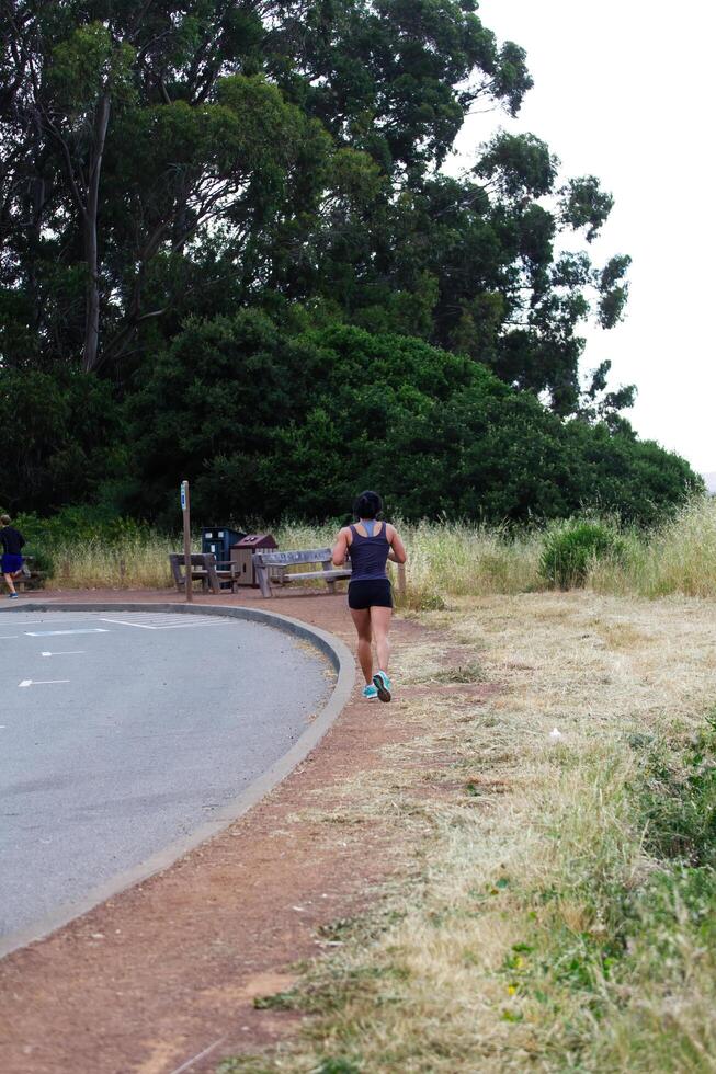 marino, circa, 2016 - donna e uomo jogging nel regionale parco foto