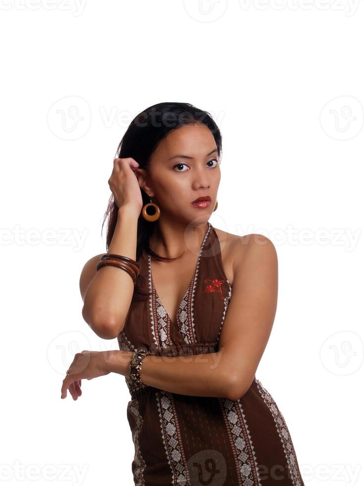 giovane latina donna nel Marrone vestito mezza lunghezza foto