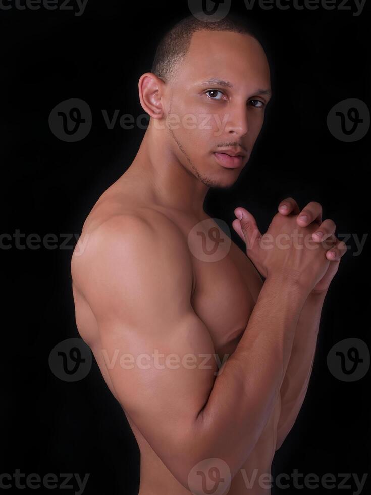 in forma africano americano uomo topless su buio sfondo foto