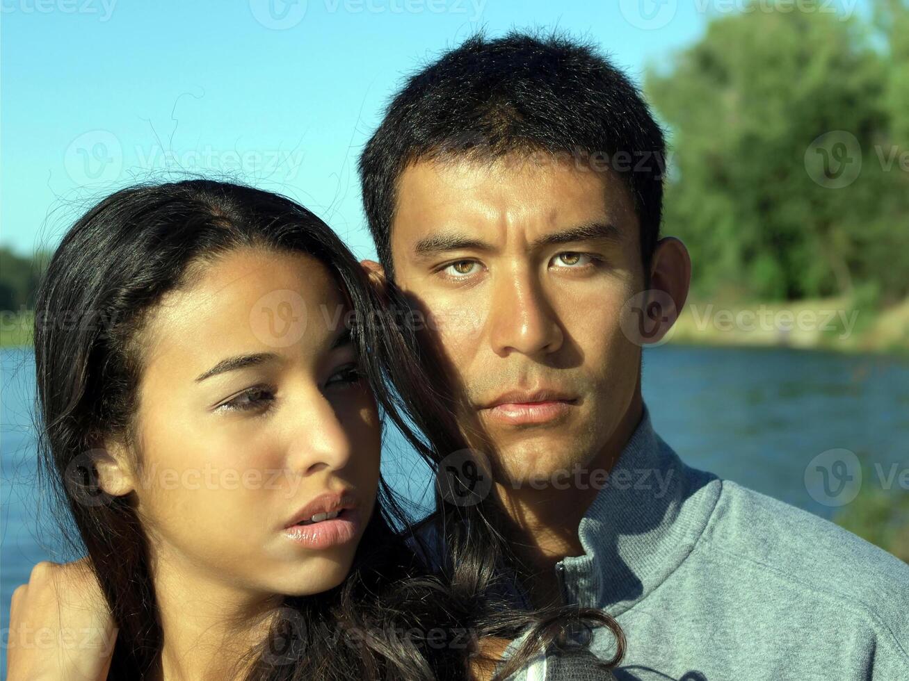 etnico coppia giovane uomo donna a fiume all'aperto foto