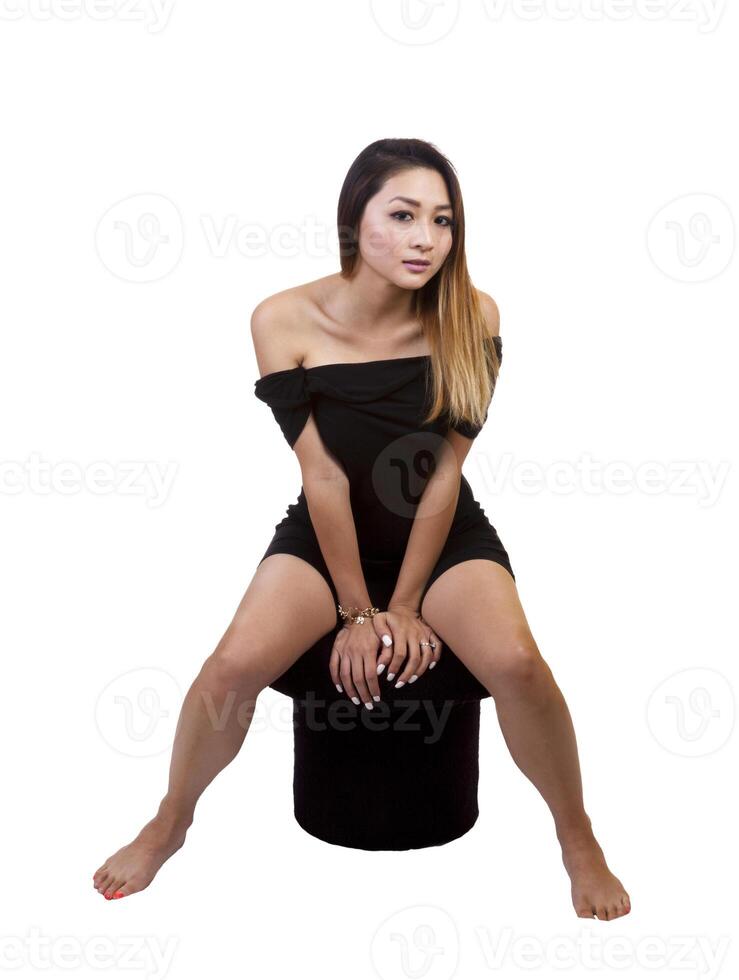 asiatico americano donna poco nero vestito seduta foto