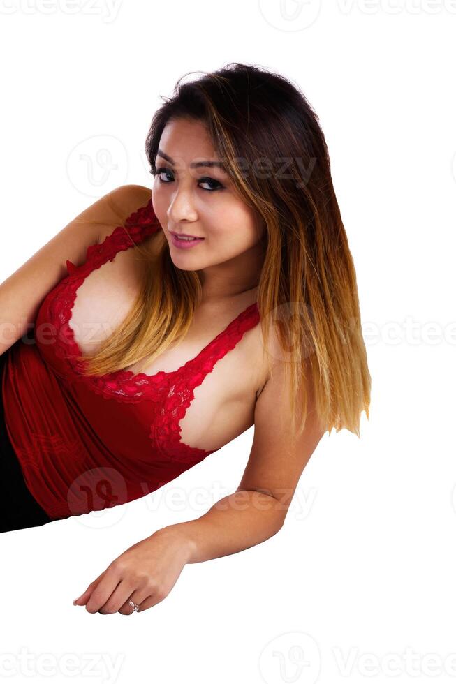 attraente asiatico americano donna reclinabile rosso superiore foto