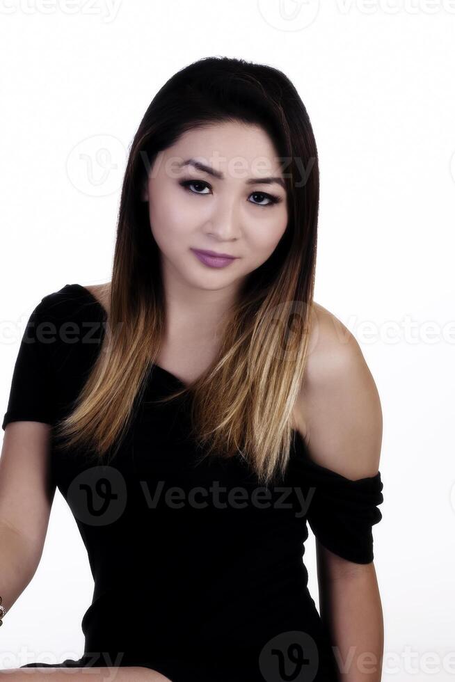 attraente asiatico americano donna nel nero vestito foto