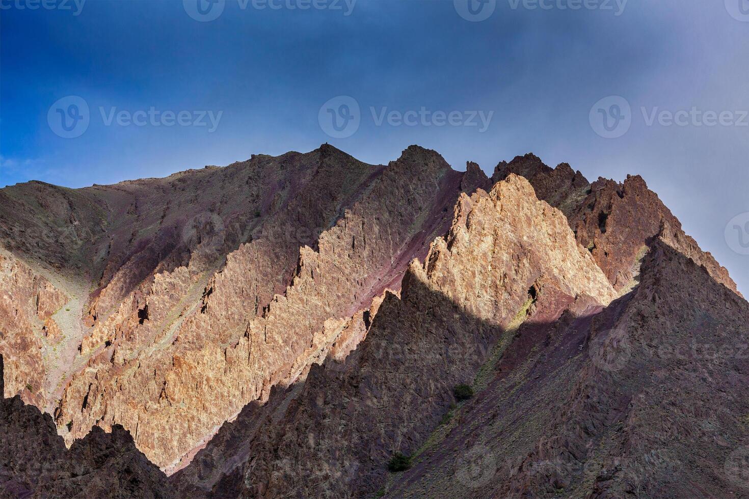 montagna su tramonto foto