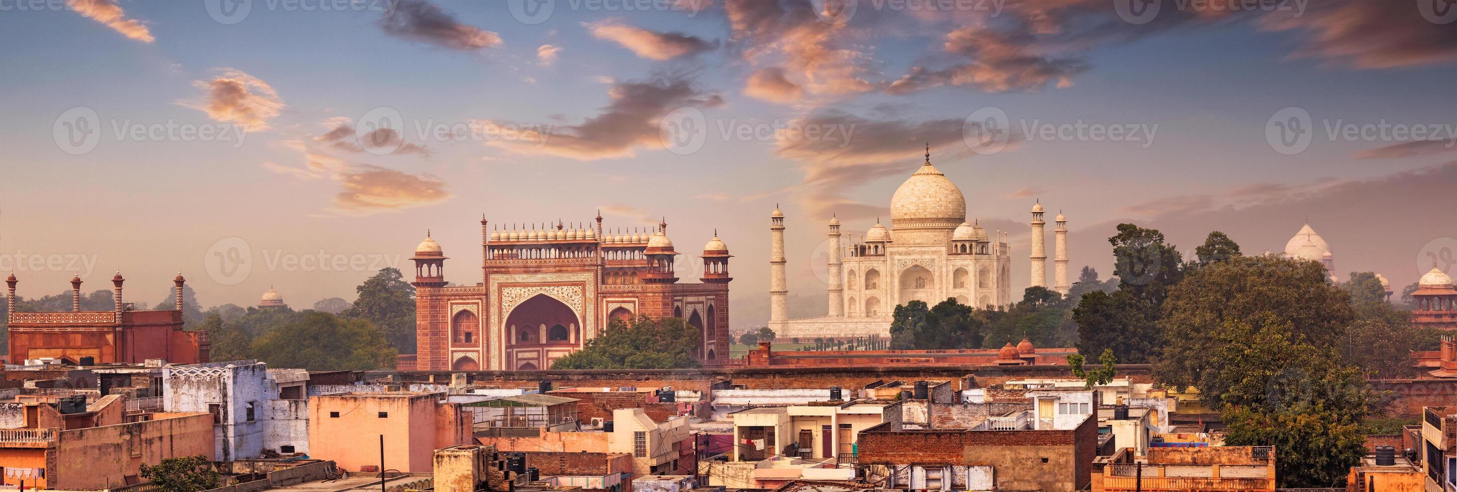 panorama di taj Mahal Visualizza al di sopra di tetti di agra foto