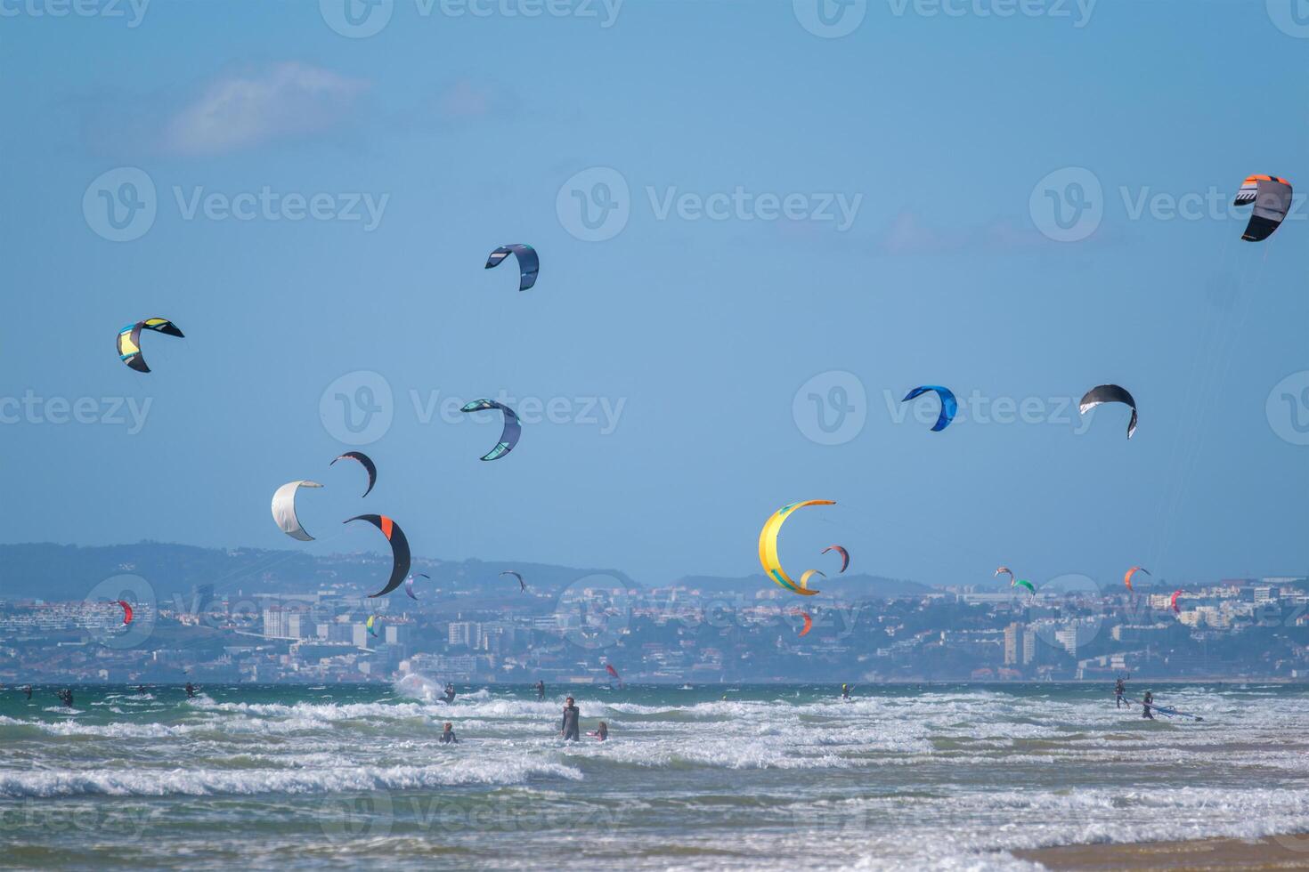 kiteboarding kitesurf kiteboarder kitesurfer aquiloni su il oceano spiaggia foto