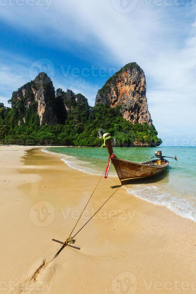 barca dalla coda lunga sulla spiaggia, Thailandia foto