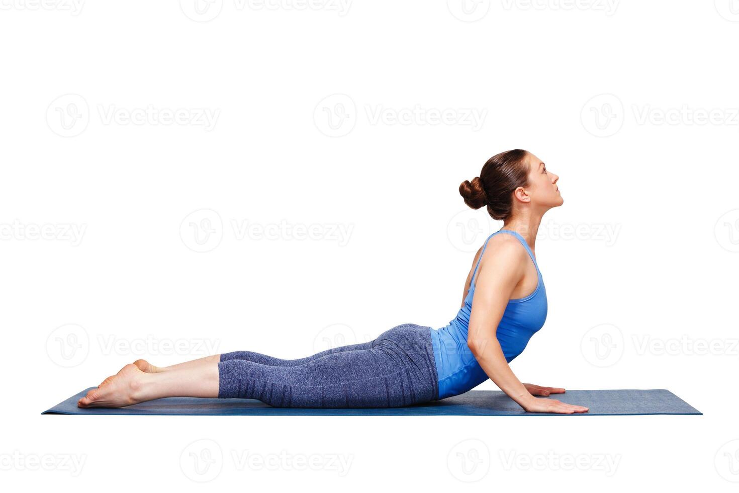 sportivo in forma yogini donna pratiche yoga asana bhujangasana foto