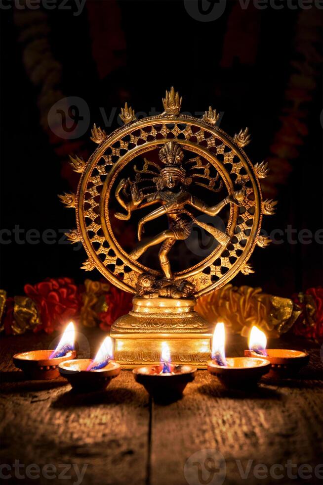 shiva nataraja con Diwali luci foto