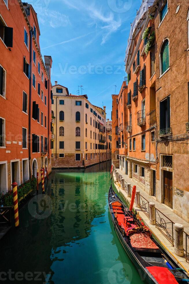 stretto canale con gondola nel Venezia, Italia foto