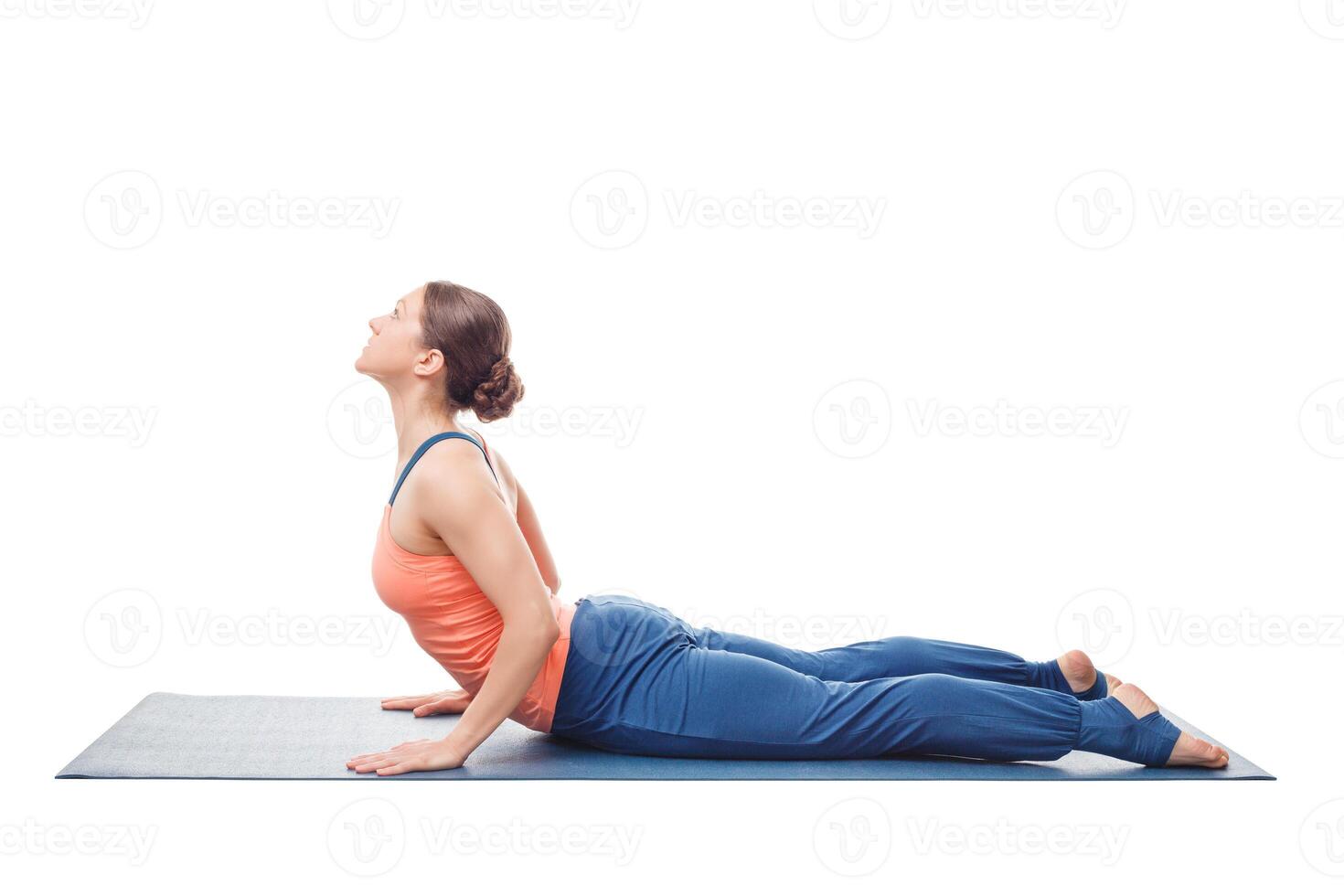 sportivo in forma yogini donna pratiche yoga asana bhujangasana foto