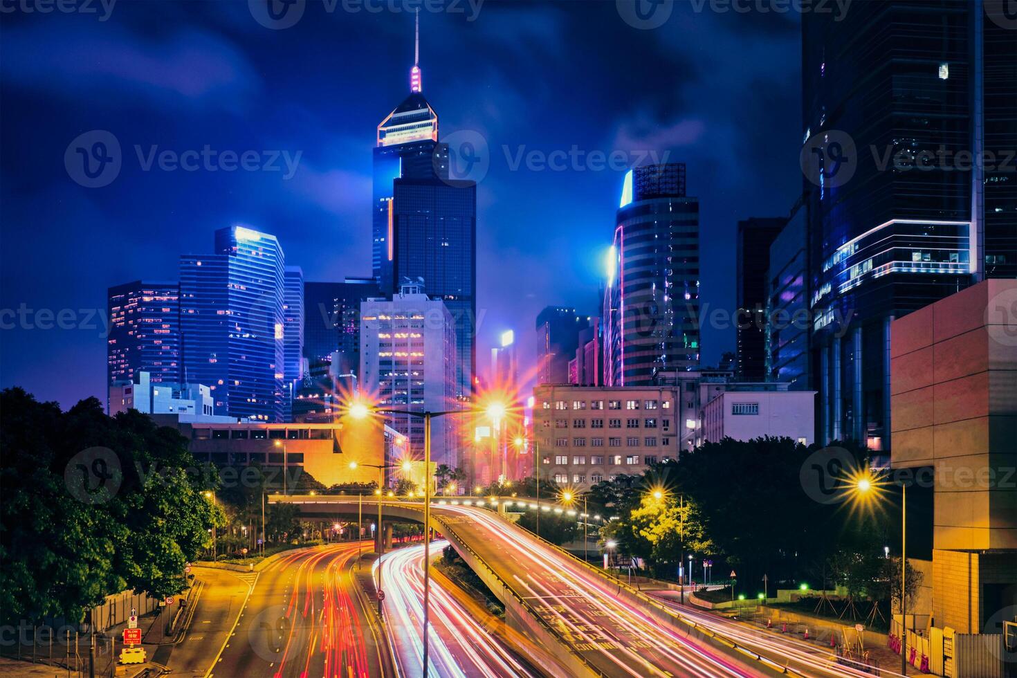 strada traffico nel hong kong a notte foto