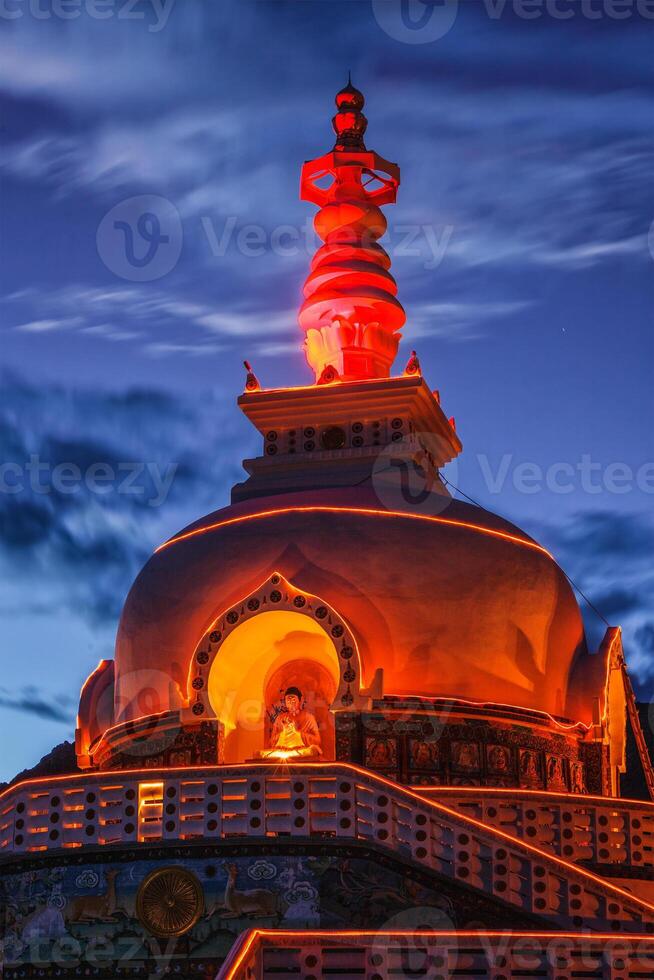 shanti stupa illuminato nel il sera crepuscolo. leh, ladakh foto